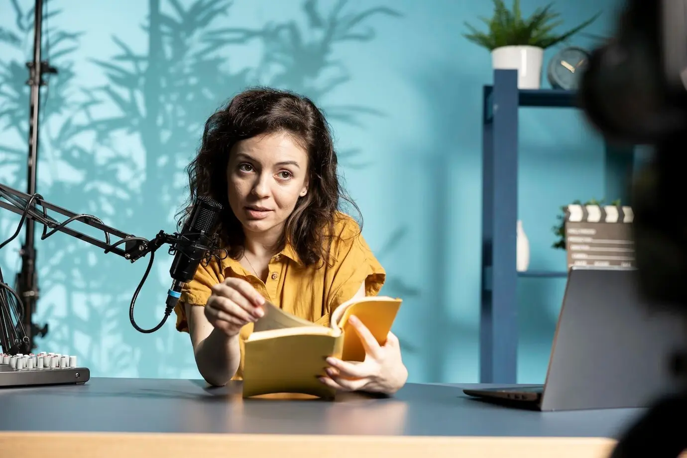 Радостная женщина представляет и читает новый роман автора