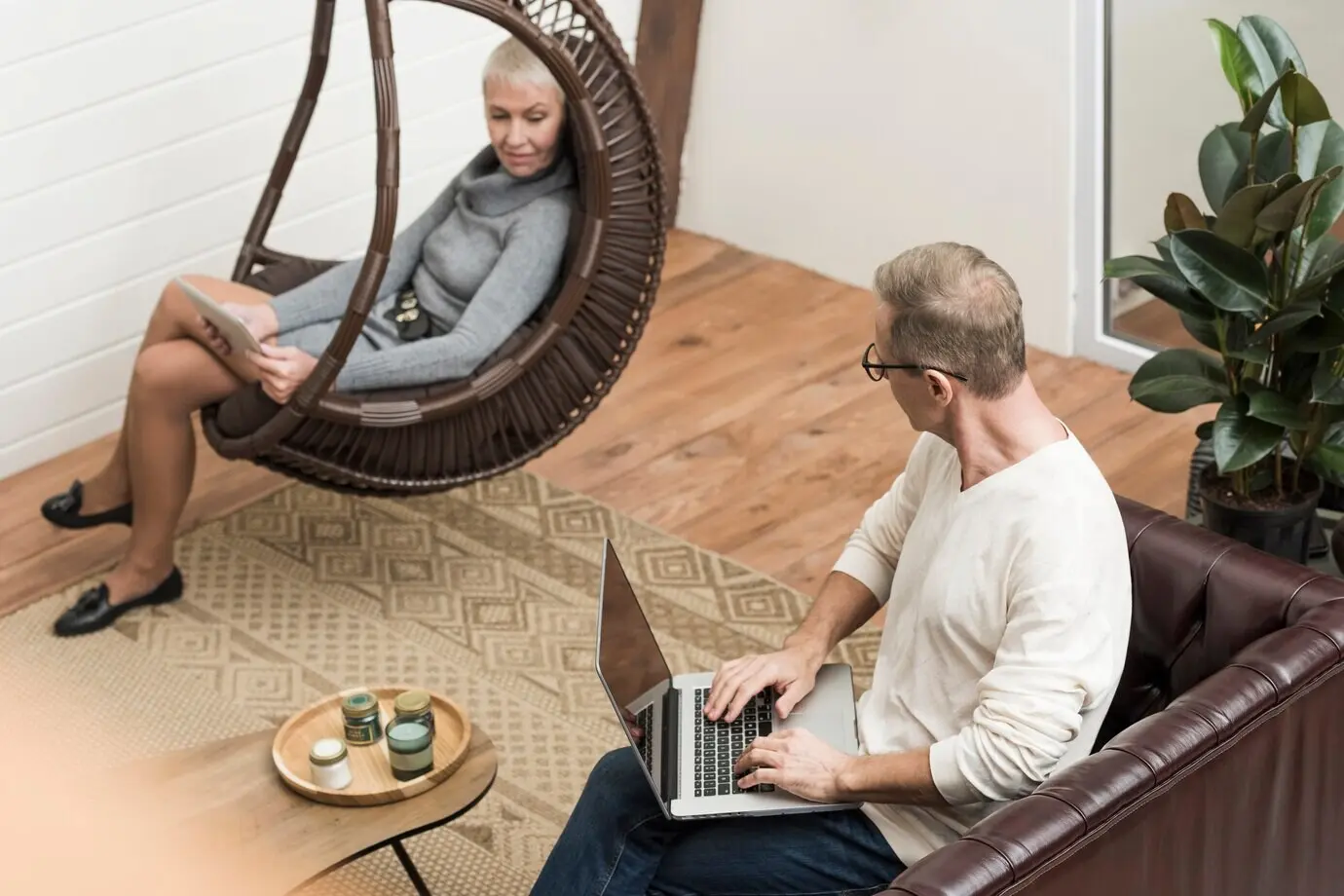 Пара пожилых людей смотрит друг на друга.